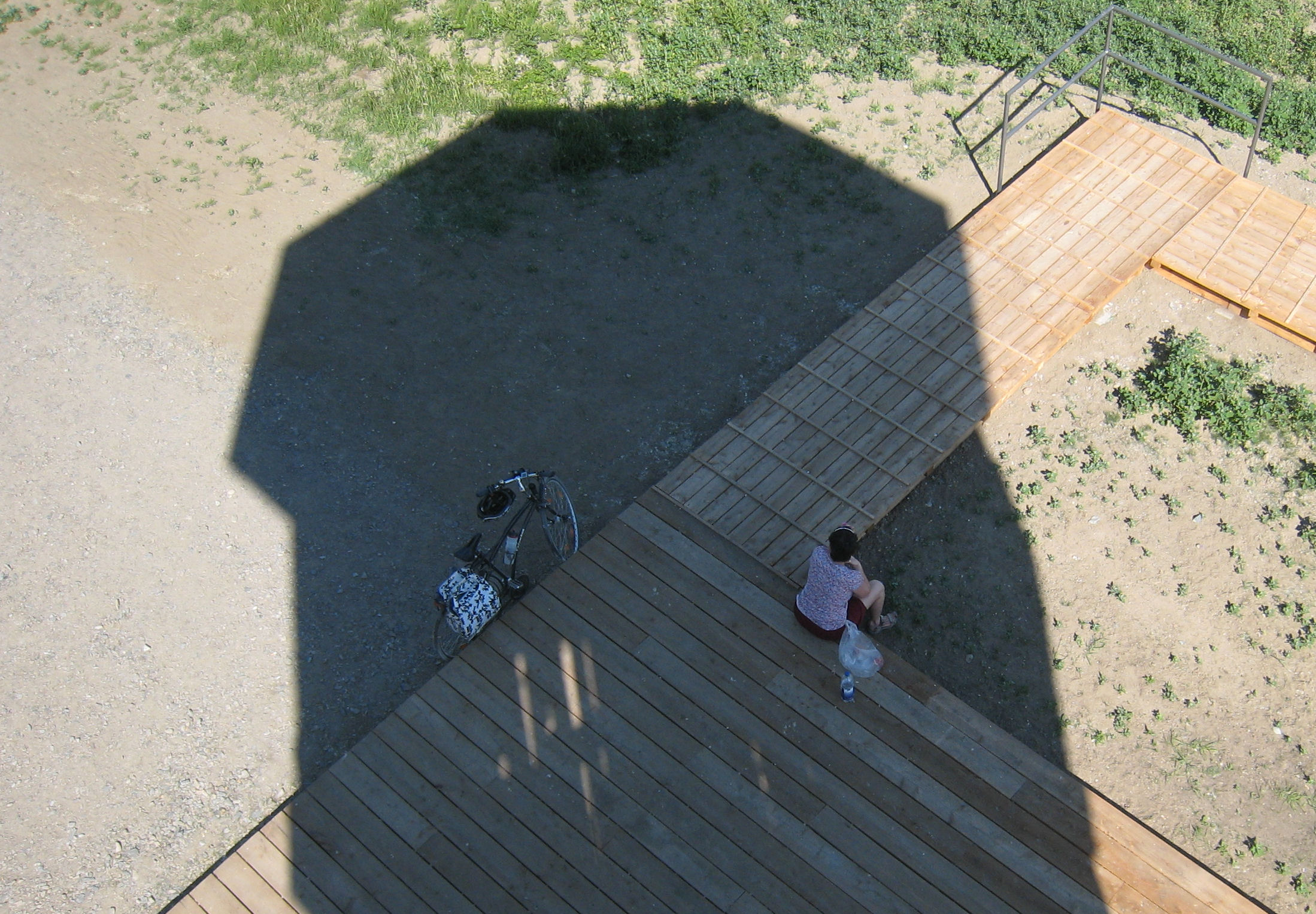 Pause im Schatten von Tadashi Kawamata