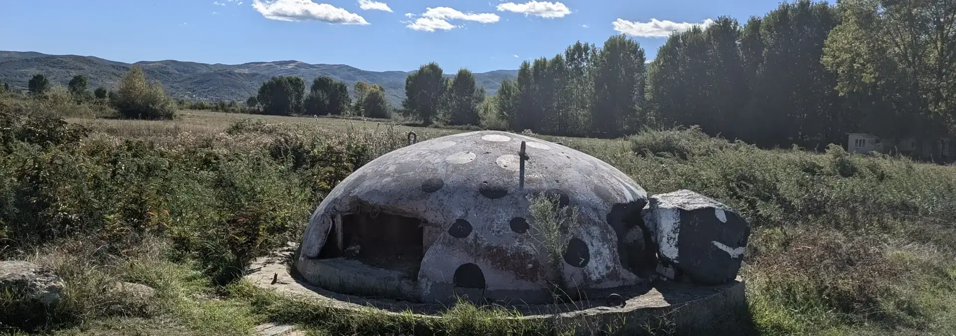 Ein als Schildkröte bemalter Bunker in Albanien Ein als Schildkröte bemalter Bunker in Albanien