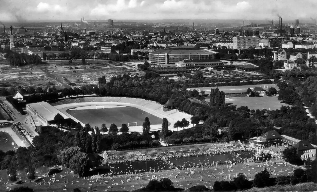 Der Volkspark Dortmund mit dem Volksbad, der Kampfbahn Rote Erde und der nach dem Krieg wiedererrichteten Westfalenhalle Der Volkspark Dortmund mit dem Volksbad, der Kampfbahn Rote Erde und der nach dem Krieg wiedererrichteten Westfalenhalle