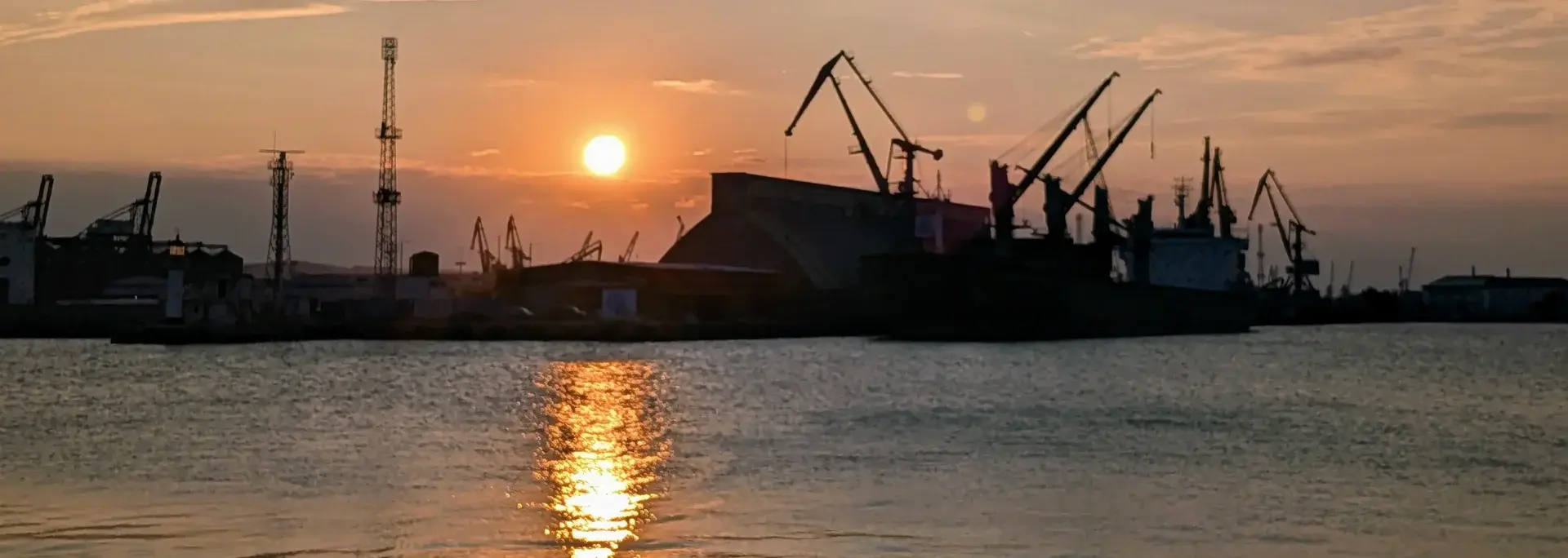 Hafenkräne beim Sonnenuntergang in Burgas