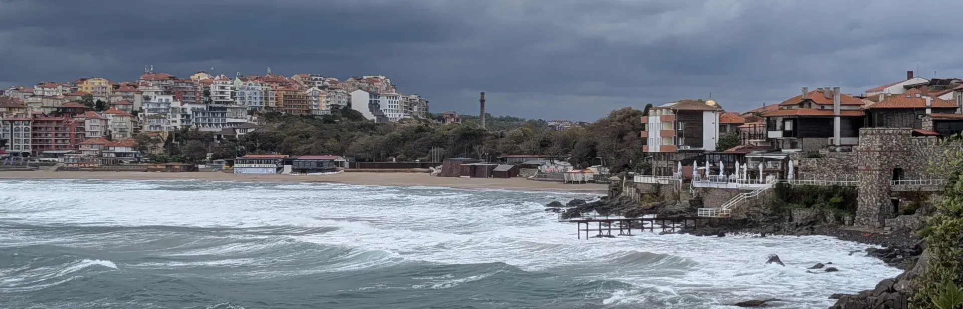 Der Stadtstrand von Sosopol im Herbst