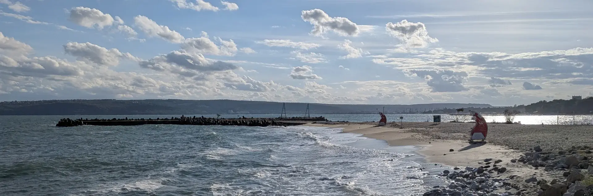 Warna im Herbst. Blick auf den Strand.